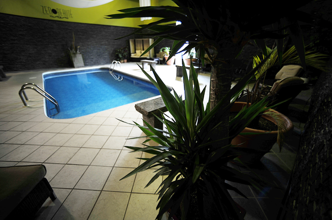 piscine-interieure-auberge-gouverneur-shawi
