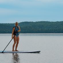 paddle board sur le lac normand