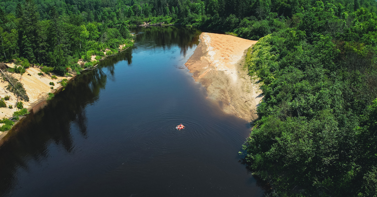 Descente sur tube en Mauricie cap sur les méandres de la rivière